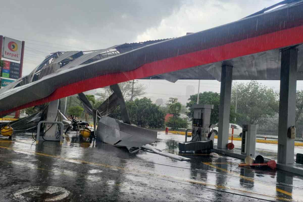 Un fuerte aguacero con vientos extremos provoca caída de techo en estación Easy en Medellín