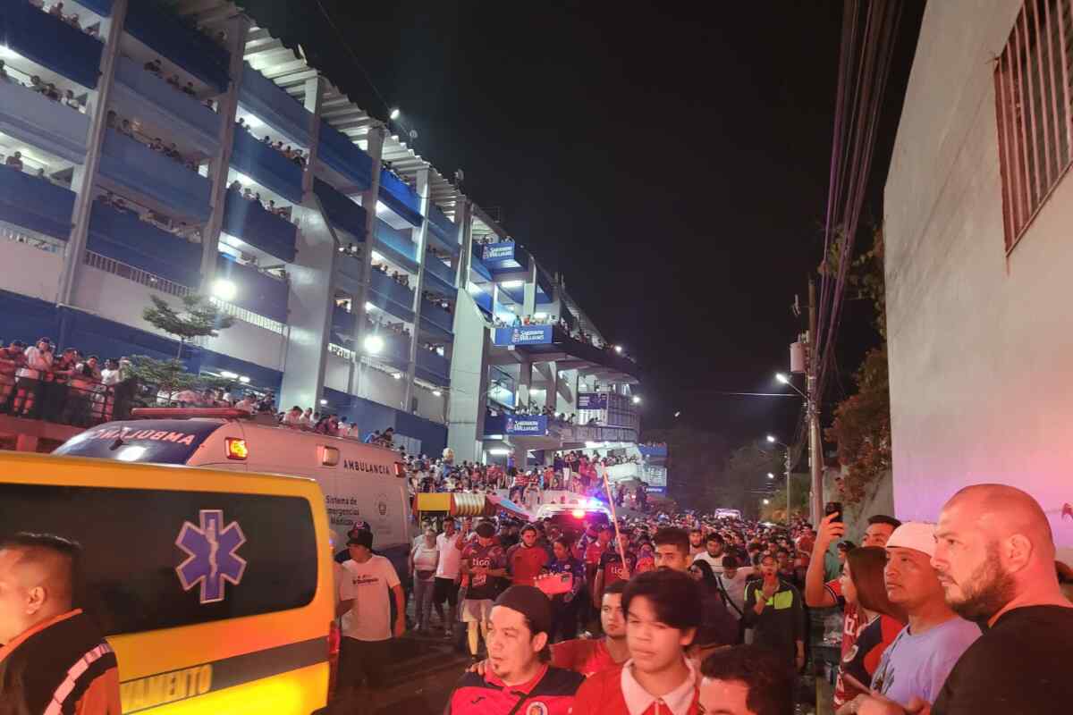 FESFUT interrumpe Clausura 2023 por tragedia en partido que dejó 12 víctimas.