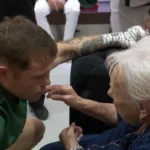 Canelo recibe la bendición de su abuela que lo verá pelear por primera vez