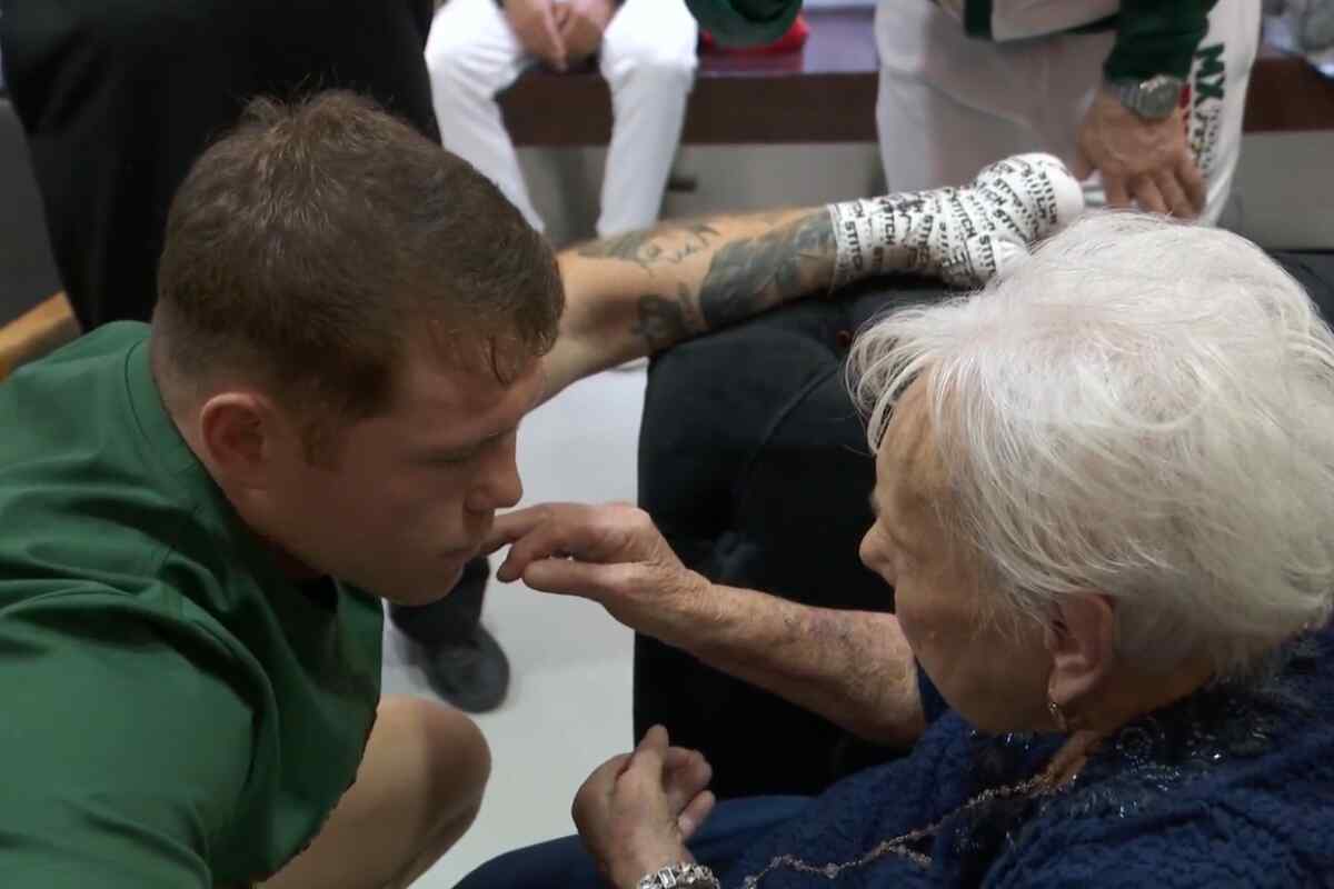 Canelo recibe la bendición de su abuela que lo verá pelear por primera vez