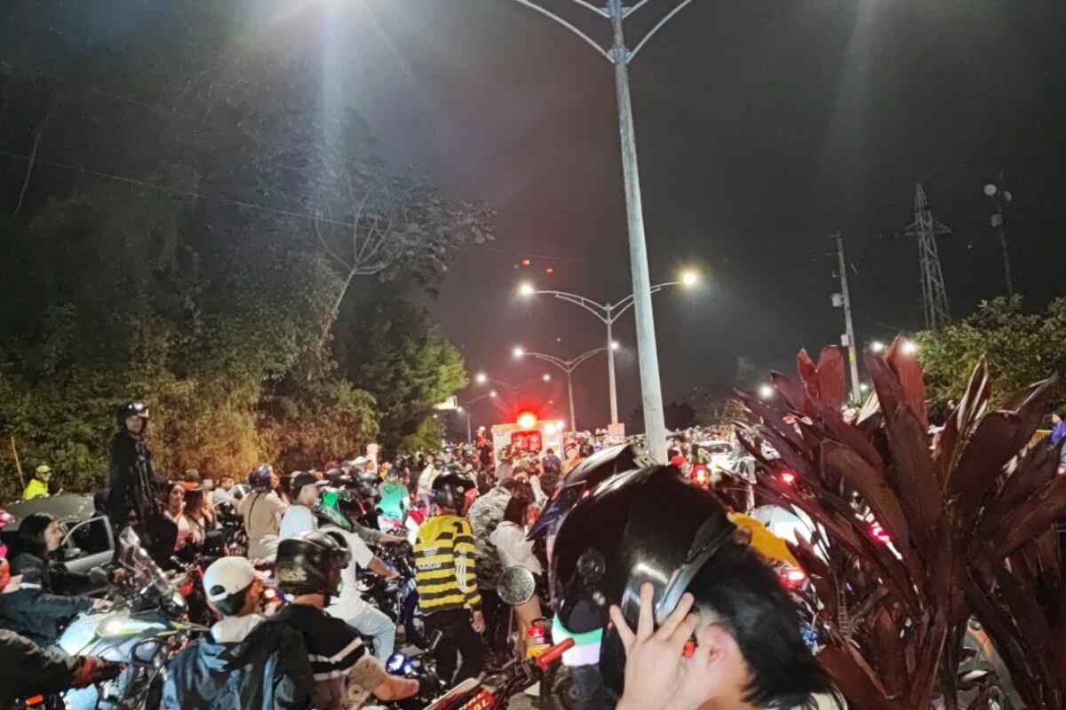 Nicky Jam y Feid estrenan 69 con una caravana de motos en Medellín