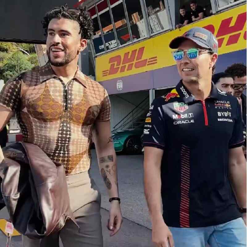 Bad Bunny sorprende con atrevido atuendo durante la presentación del casco de Checo Pérez para el GP Mónaco de F1