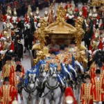 La realeza británica se reúne en el balcón del Palacio de Buckingham para conmemorar la coronación de Carlos III y Camilla