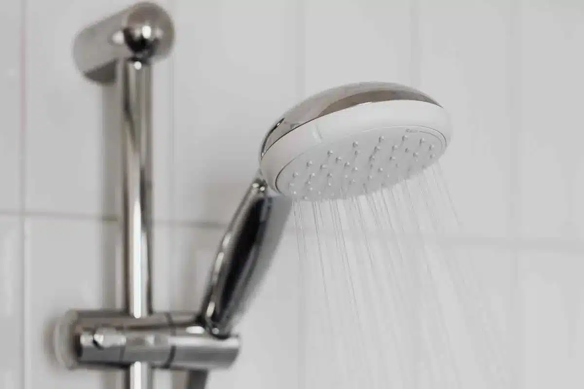 Alcalde de Medellín insta a duchas de 3 minutos para evitar cortes de agua y energía
