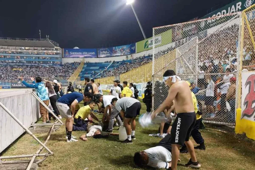 Estadio Cuscatlán en luto: Nueve personas pierden la vida en trágico incidente previo a partido de fútbol en el salvador