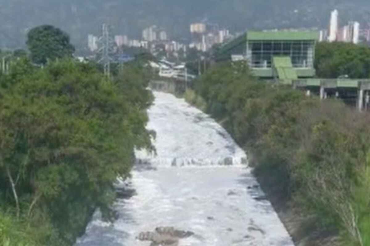 ¿Qué significa la espuma blanca que cubrió el río Medellín este miércoles 3?