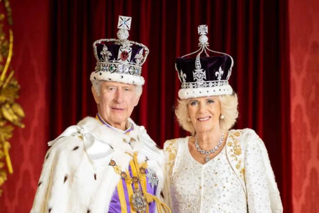 el rey Carlos III y Camilla, los nuevos reyes de Inglaterra: su foto oficial y sus palabras tras la coronación