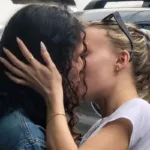 La hija de Johnny Depp, Lily-Rose Depp, comparte un beso caliente con su novia rapera