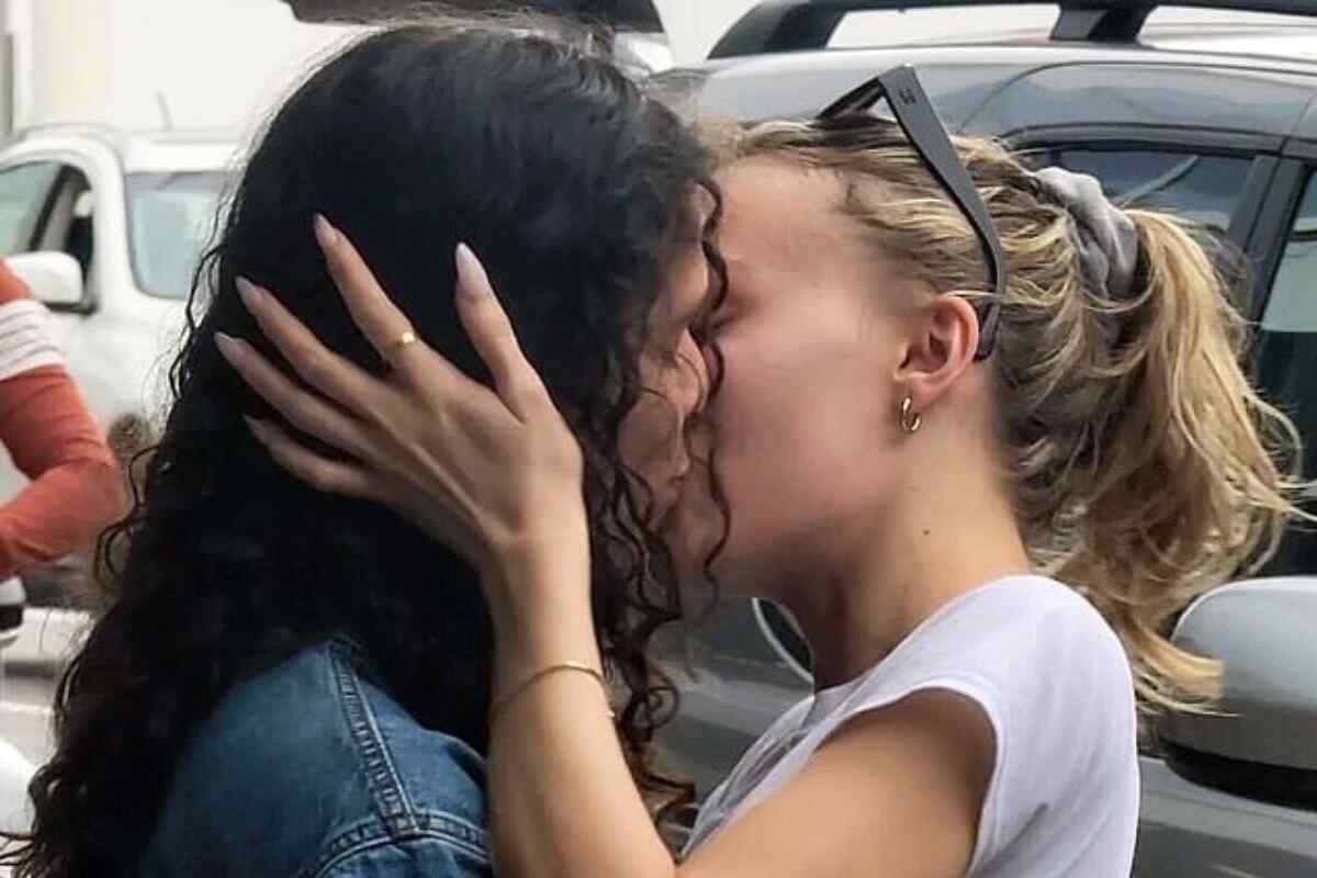 La hija de Johnny Depp, Lily-Rose Depp, comparte un beso caliente con su novia rapera