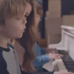 Shakira canta con Milan y Sasha en el emotivo video oficial de 'Acróstico'