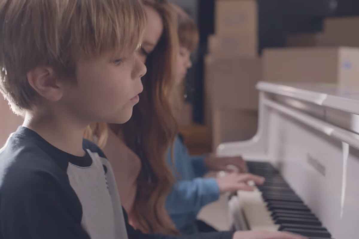 Shakira canta con Milan y Sasha en el emotivo video oficial de 'Acróstico'