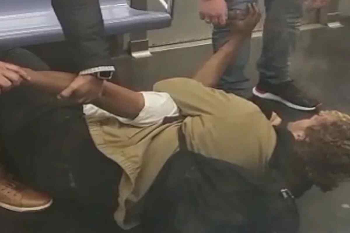 Identifican a hombre acusado de estrangular a pasajero en el metro de Nueva York
