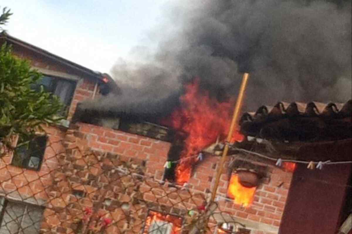 Incendio en bodega de madera en San Antonio de Prado controlado en un 80% por bomberos