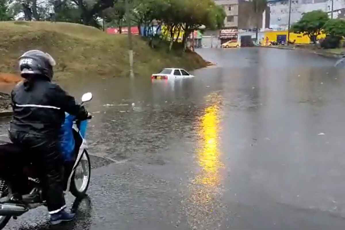 Bomberos atienden emergencias por lluvia en varios barrios de Cali