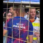 El emotivo momento en que Mbappé se acerca a un aficionado al que hirió con un balonazo