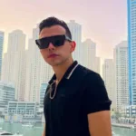 Carlos Parra, vocalista de la banda de regional mexicano 'Los Parras', fallece en accidente automovilístico a los 26 años de edad.
