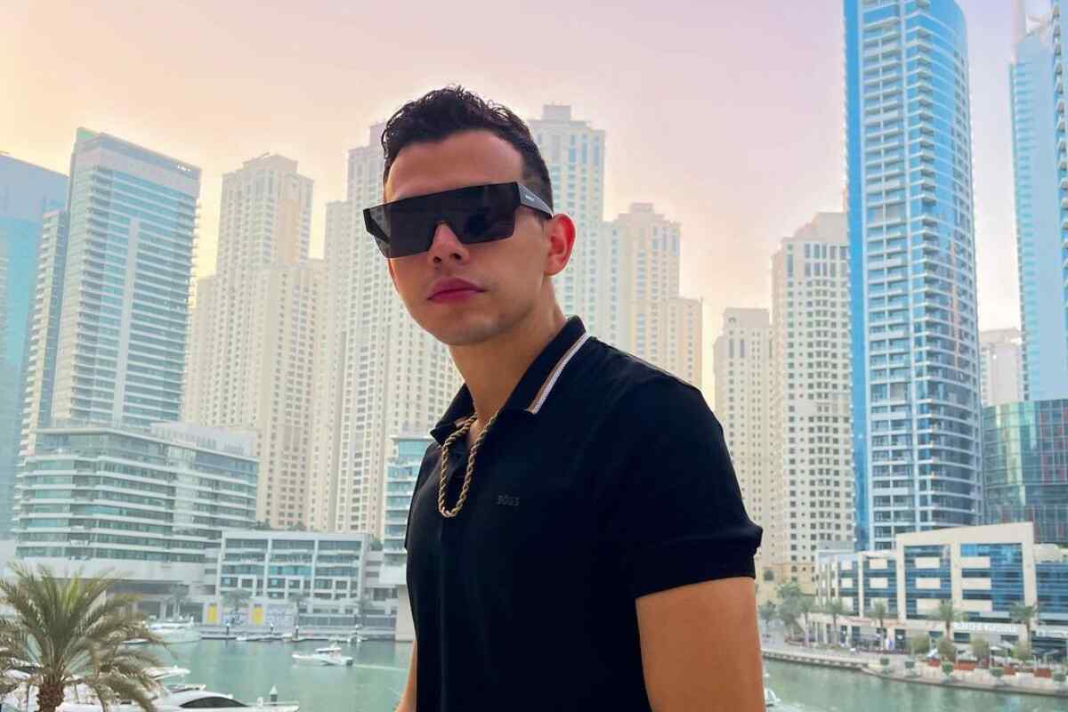 Carlos Parra, vocalista de la banda de regional mexicano 'Los Parras', fallece en accidente automovilístico a los 26 años de edad.