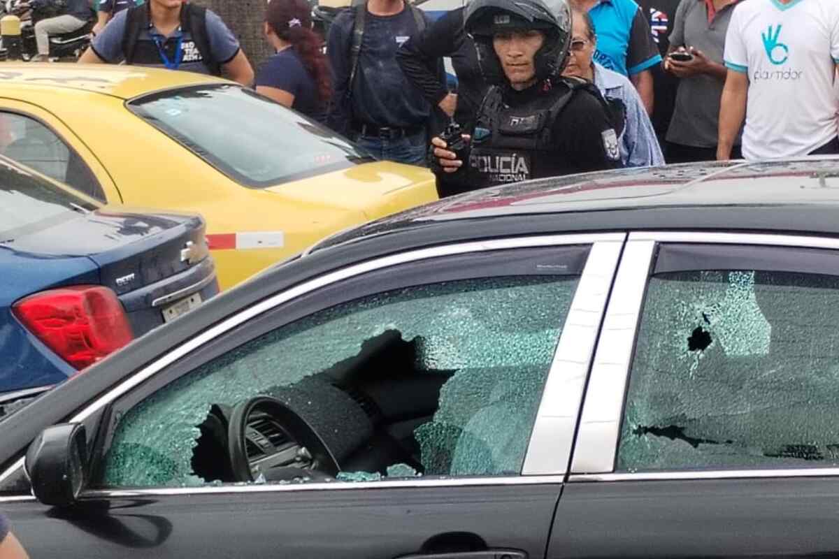 Un hombre fue abatido a tiros en un automóvil en plena avenida de Guayaquil