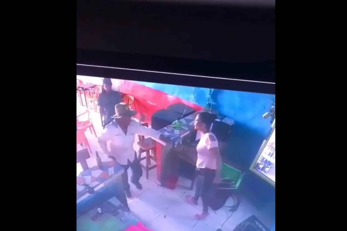 Hombre en estado de embriaguez apuñala a administradora de negocio en Nechí