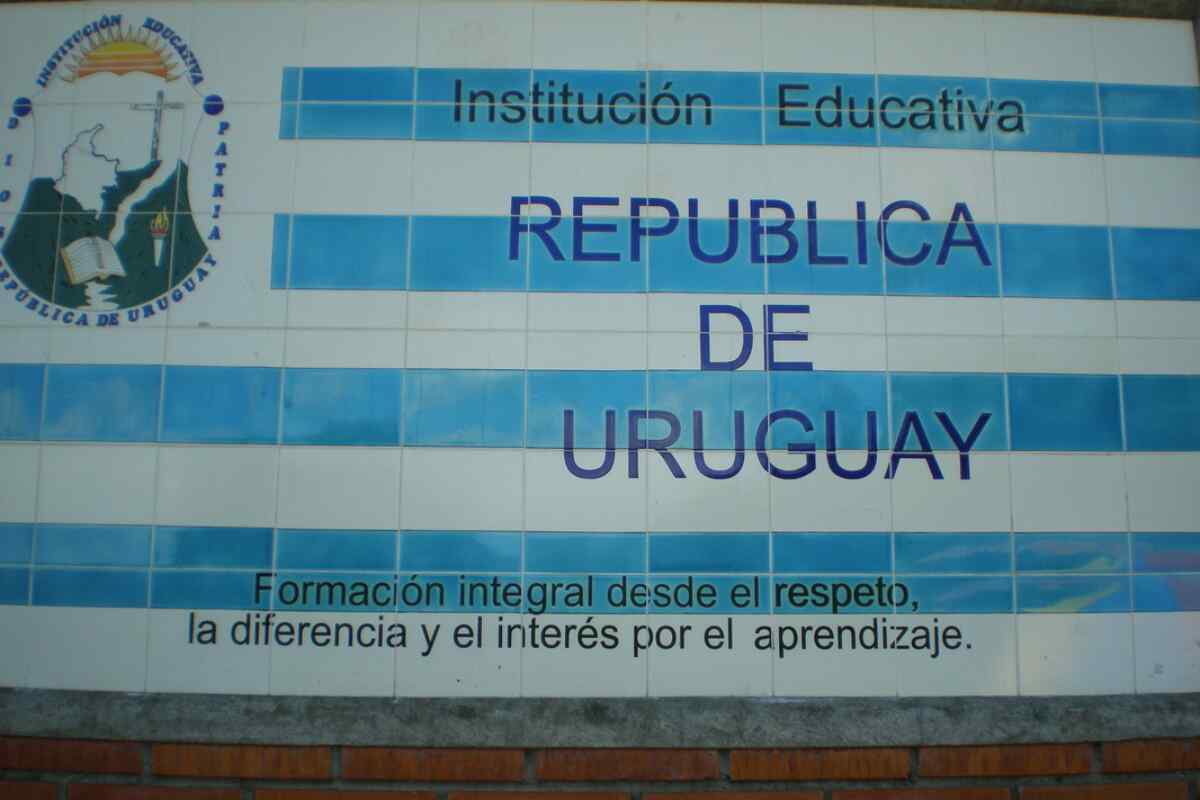 ¿Por qué abandonaron a una niña de 8 años en un colegio de Medellín?