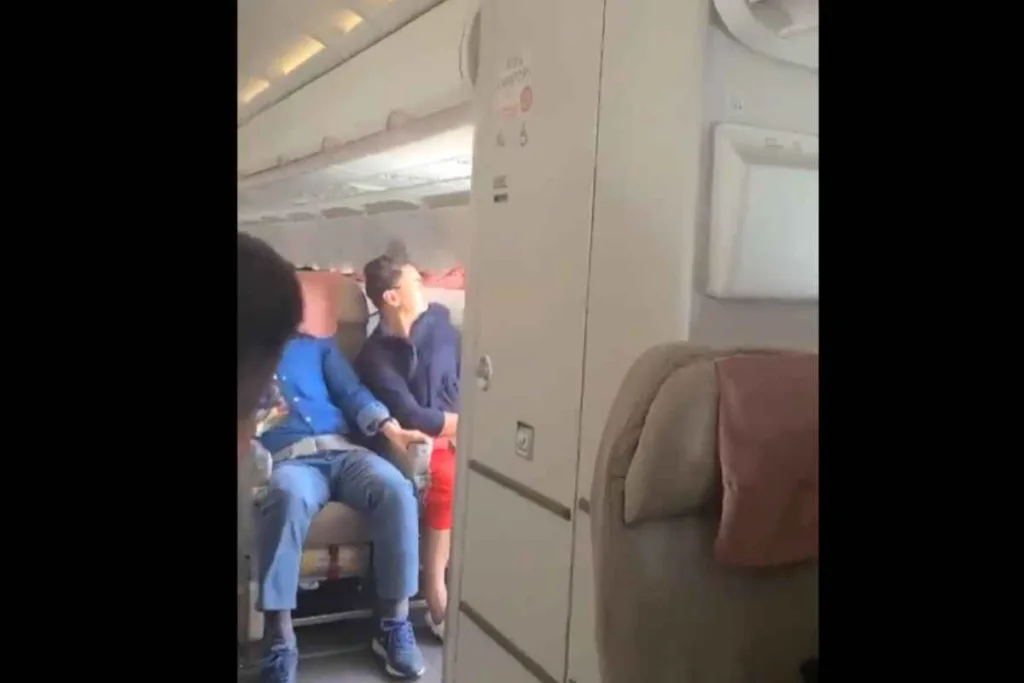 Un pasajero abre la puerta de un avión y causa pánico entre los viajeros de asiana airlines- corea del sur