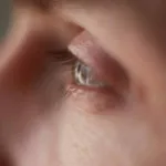 ¿Cómo aliviar el temblor en el ojo y cuándo acudir al médico?