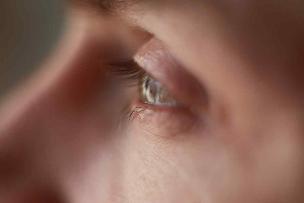 ¿Cómo aliviar el temblor en el ojo y cuándo acudir al médico?