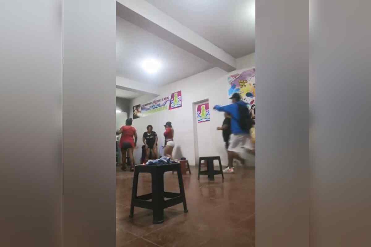 Delincuentes asaltan gimnasio en Trujillo y lo registran en Facebook-----Tres delincuentes roban celulares a 9 mujeres en gimnasio y lo transmiten por Facebook