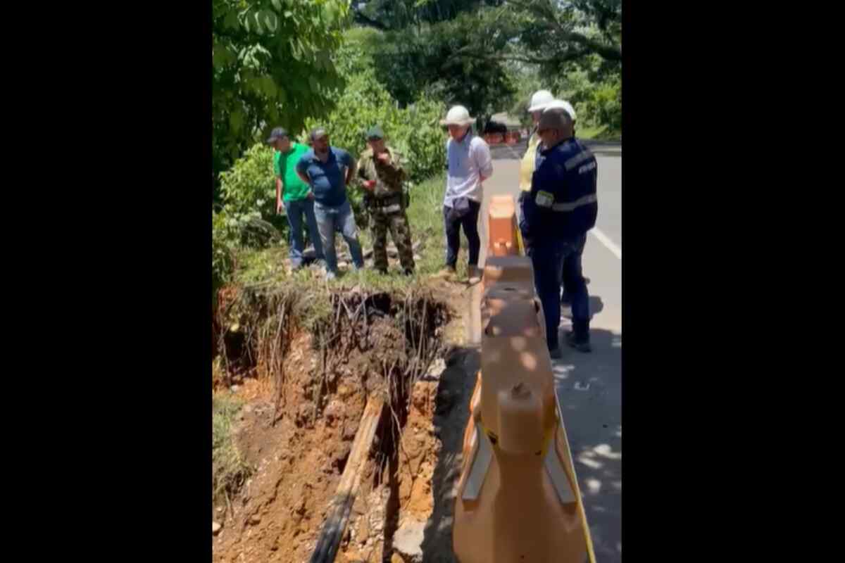 Cierre nocturno de la vía Medellín-Caucasia por socavaciones de la minería ilegal en Tarazá