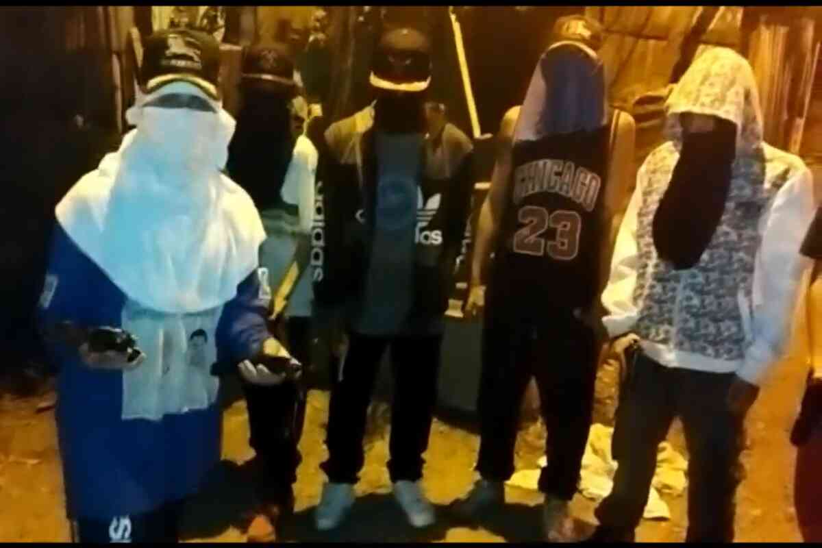 Video muestra a hombres armados disparando y amenazando a población en Puerto Berrío