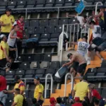 Aficionados colombianos se pelean entre ellos en Mestalla durante el amistoso ante Iraq
