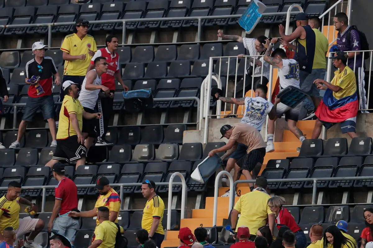 Aficionados colombianos se pelean entre ellos en Mestalla durante el amistoso ante Iraq