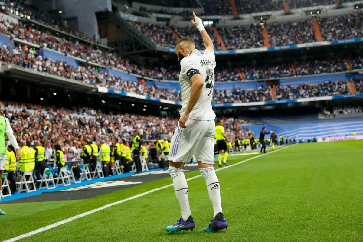 Los jugadores del Real Madrid rinden homenaje a Karim Benzema en su despedida del club blanco