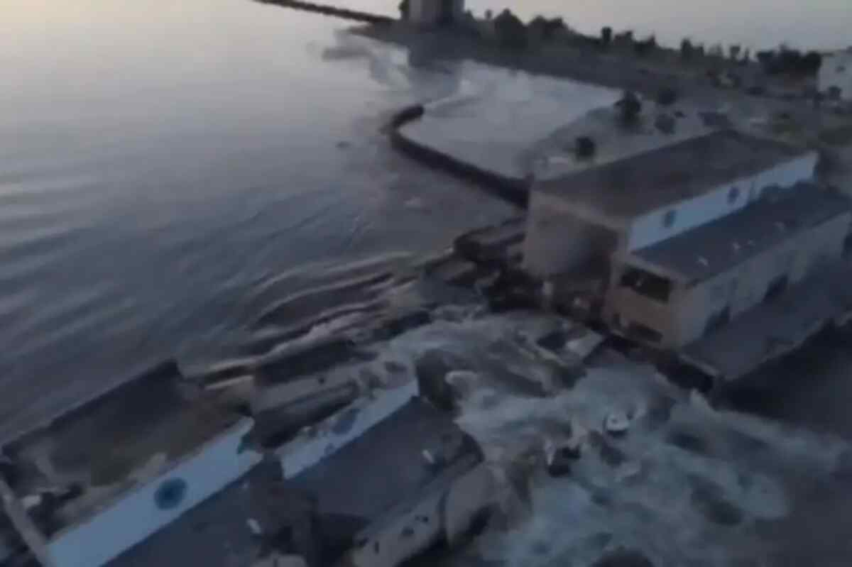 Cientos de ucranianos siguen atrapados por inundación en la orilla izquierda del Dniéper