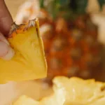 Comer piña y sangrado: ¿Por qué ocurre y cómo evitarlo?