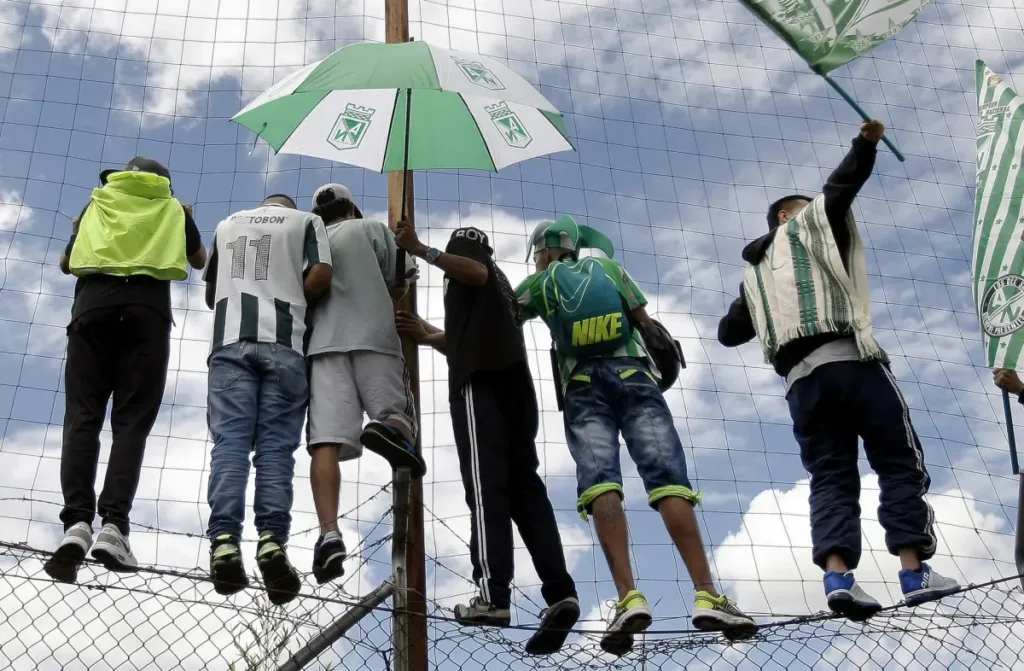 Detenidos 24 hinchas del Atlético Nacional tras ocasionar disturbios en las afueras de la Conmebol