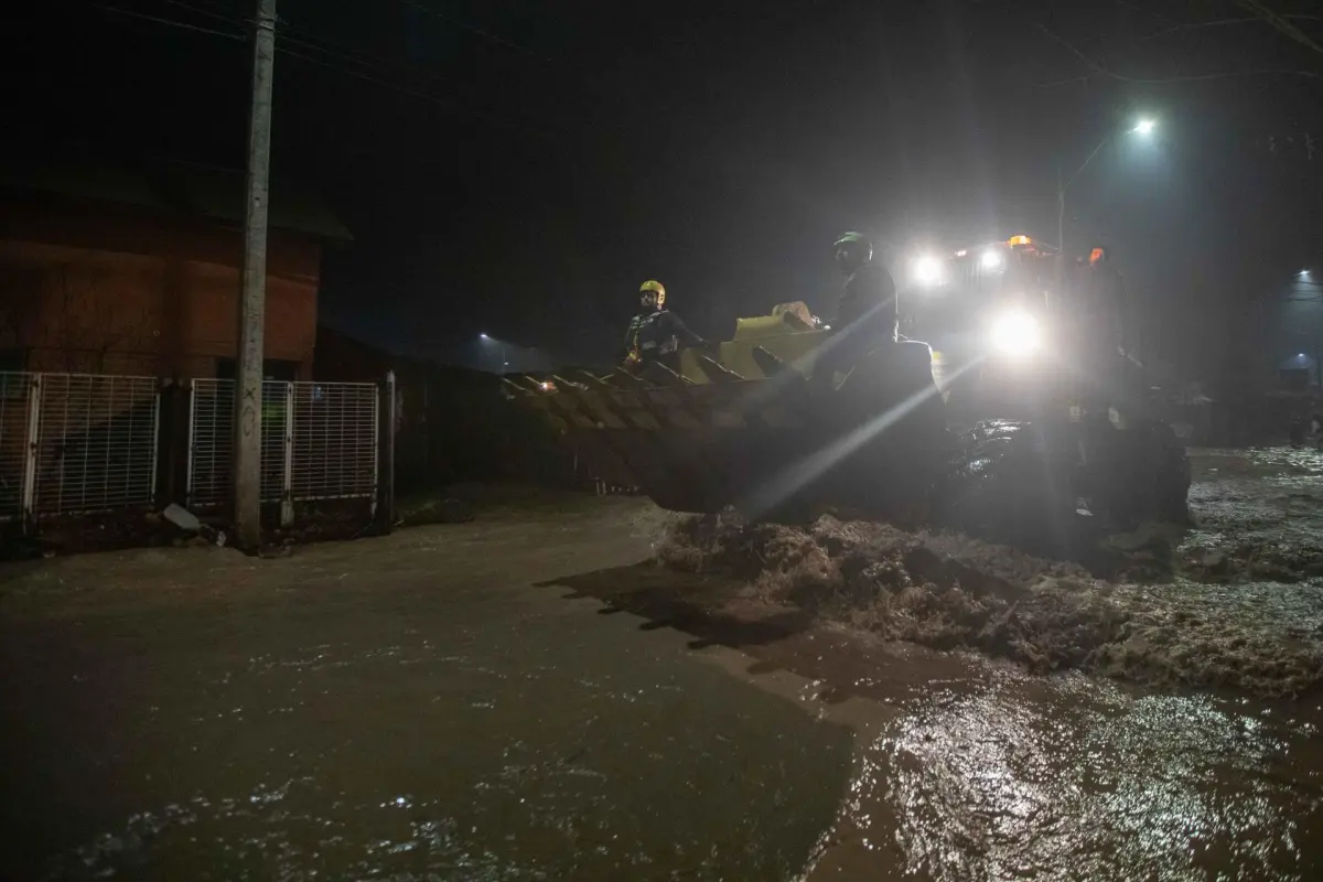 Dos muertos y miles de chilenos aislados por lluvias torrenciales en Los Andes