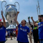 La emblemática plaza de Taksim vibra con la expectativa del partido entre el Manchester City y el Inter Milán