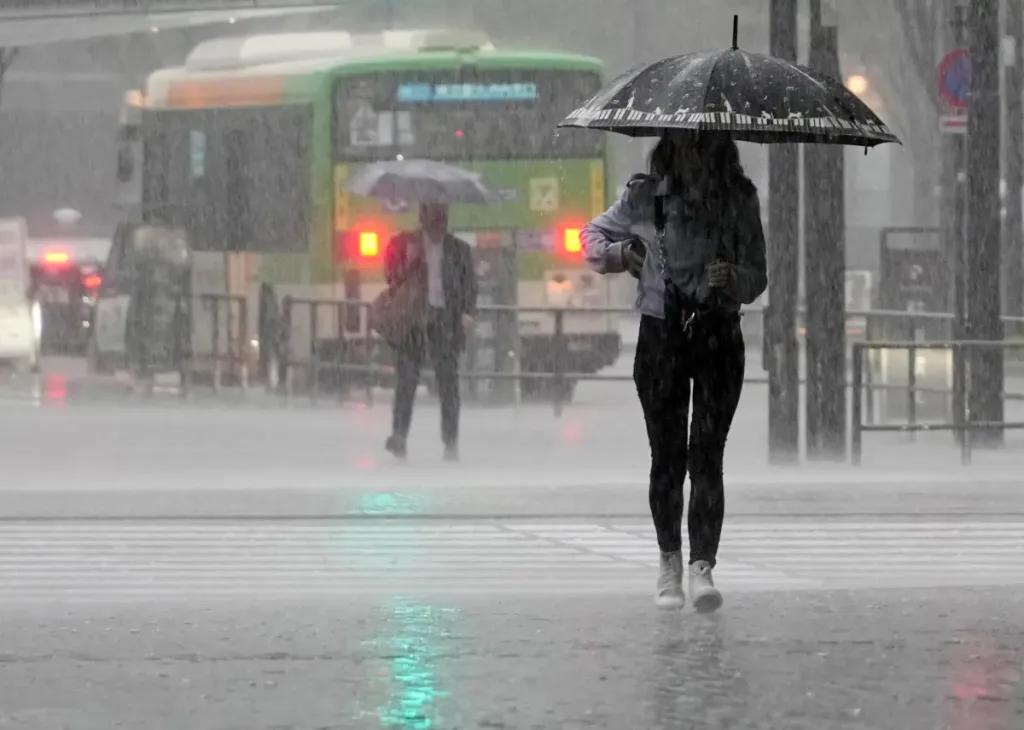 El este de Japón sigue en alerta por las fuertes lluvias que han dejado al menos un muerto
