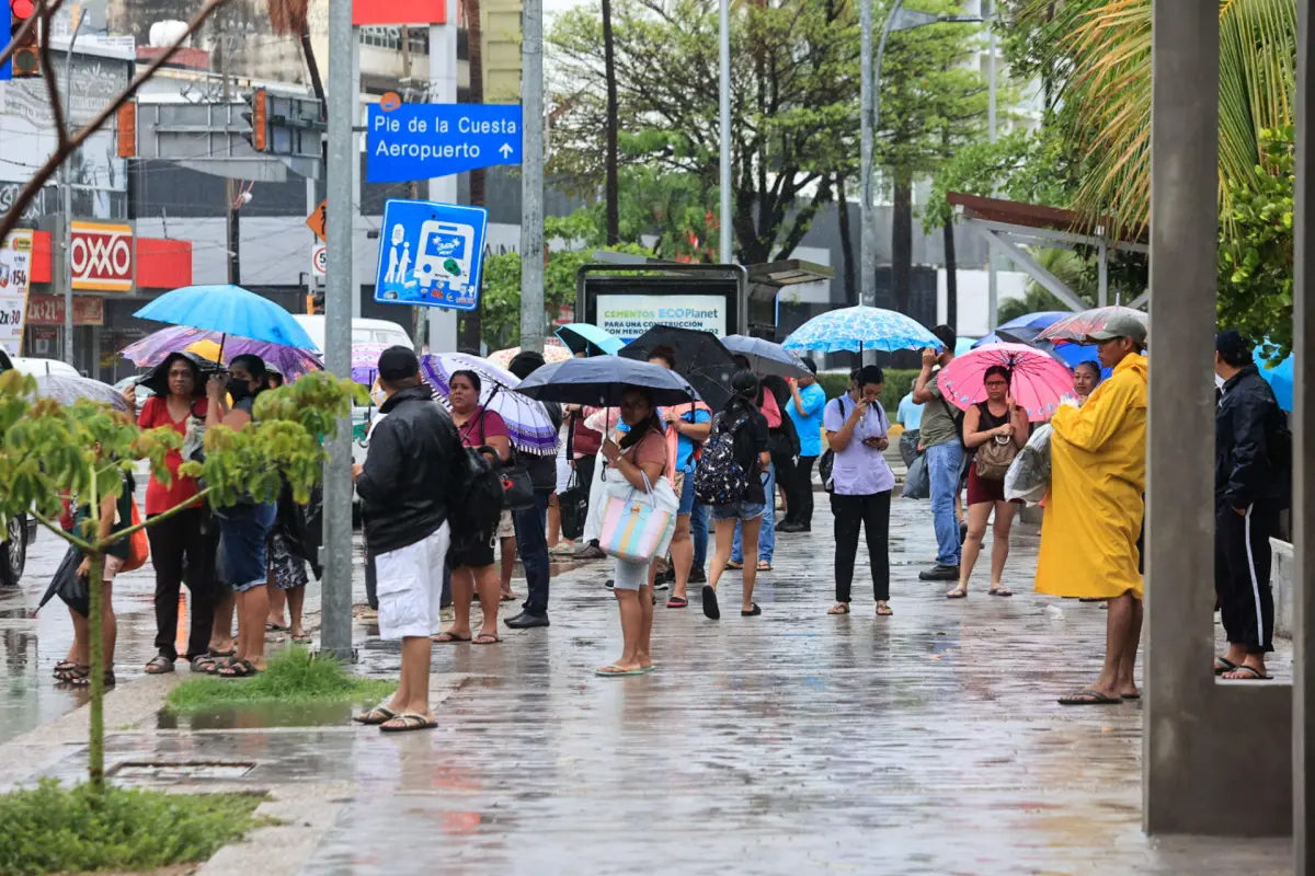 El huracán Beatriz, de categoría 1, se localiza a 100 kilómetros de la costa mexicana