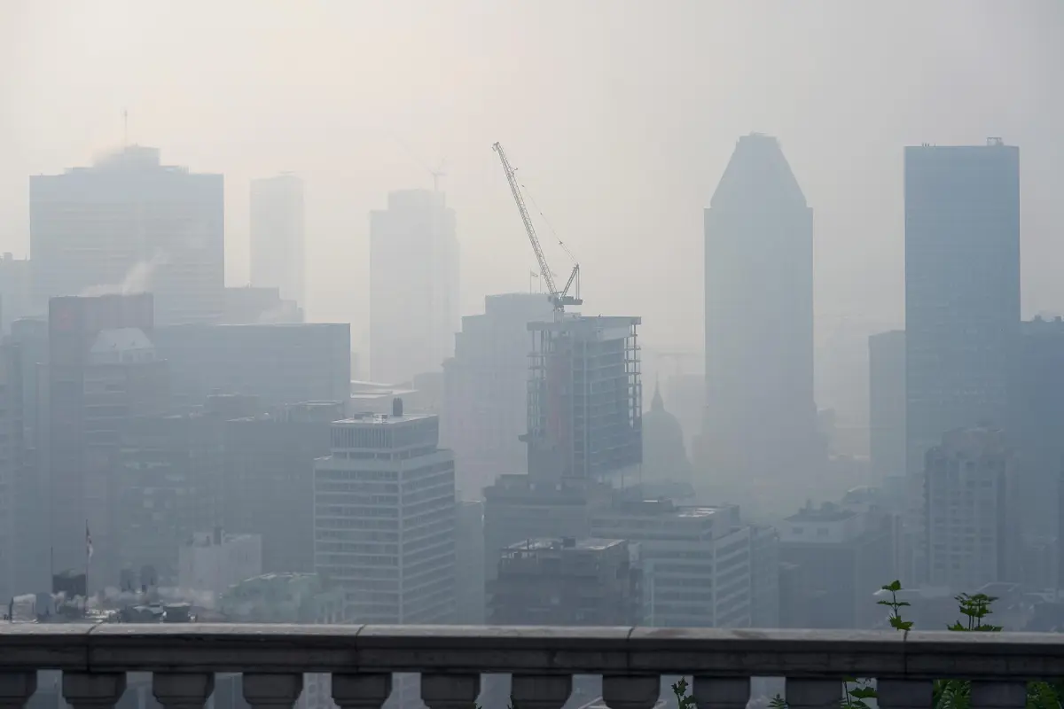 El intenso humo de los incendios forestales de Quebec dificulta las labores de extinción