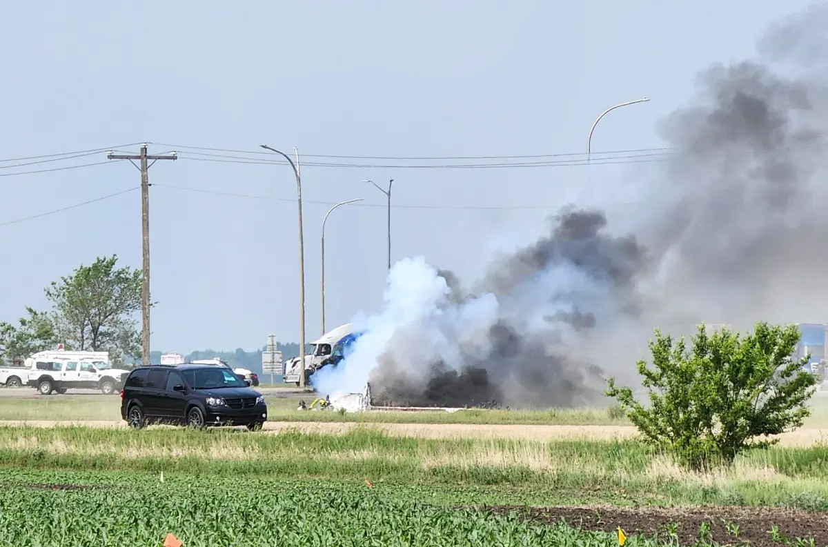 El microbús en el que murieron 15 personas causó el accidente, según la Policía canadiense