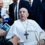 El papa afirma que sufre aún los efectos de la anestesia y le cuesta respirar