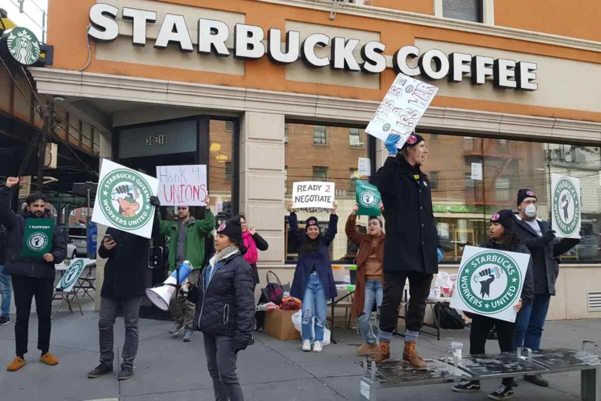 El sindicato de Starbucks convoca una huelga por la decoración de locales en el mes LGTBI