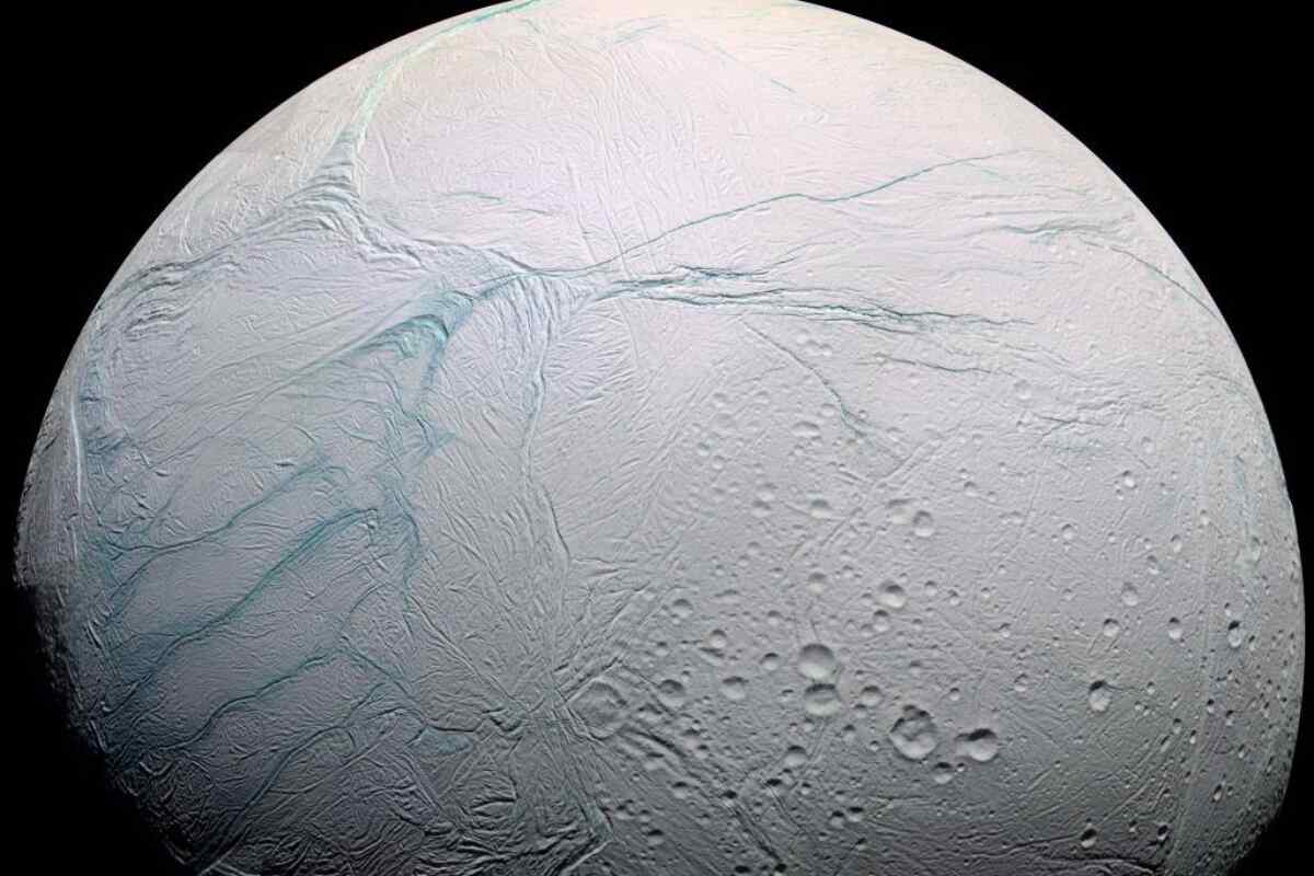 ¿Qué hay bajo el hielo de Encélado? La luna de Saturno que podría albergar vida