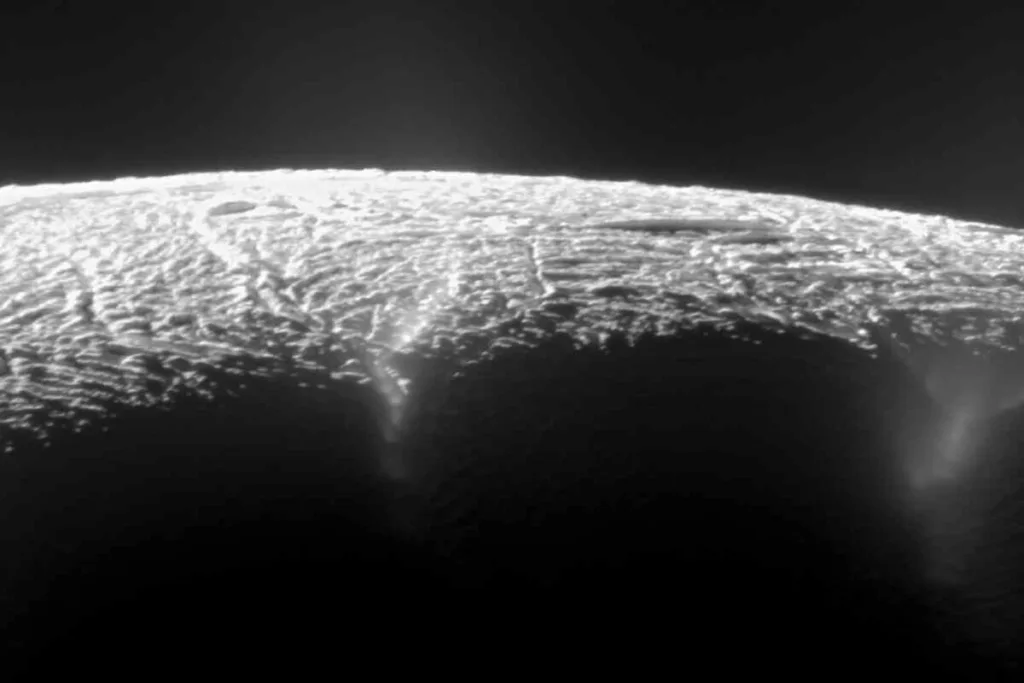 ¿Qué hay bajo el hielo de Encélado? La luna de Saturno que podría albergar vida