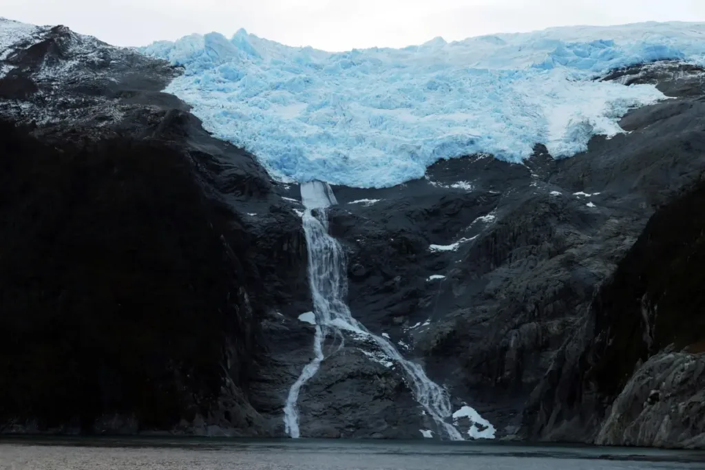 Gota a gota, desaparecen los colosales glaciares que Darwin admiró en su viaje más austral