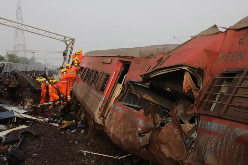 India prosigue las labores de rescate tras accidente de tren con 238 muertos y 900 heridos