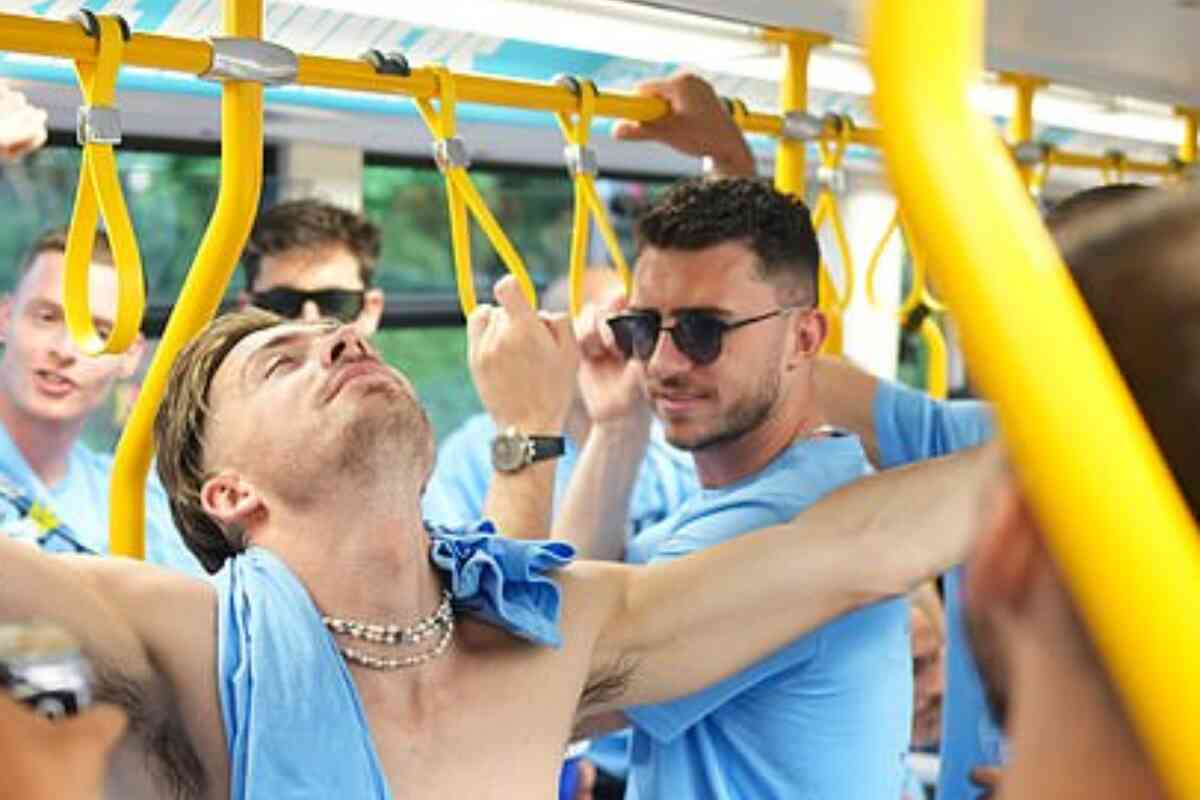 El desenfreno de Jack Grealish en el desfile del Manchester City después de la victoria en la Champions League