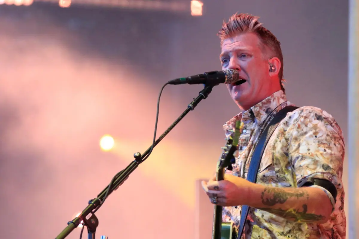 Josh Homme, líder de Queens of the Stone Age, revela que tiene cáncer